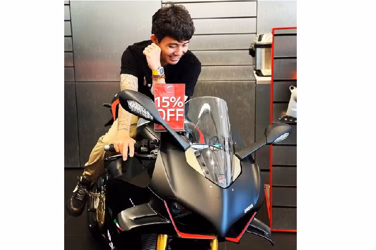 Các chi tiết có thể thay thế như vỏ xe, mâm xe, các chi tiết ốp và chắn bùn đều được làm từ carbon. Điểm nhấn của chiếc Ducati Panigale V4 SP2 mà doanh nhân Minh “Nhựa” sở hữu là màu sơn đen mờ mang phong cách Winter Test, thường thấy trên những chiếc xe chạy thử nghiệm trước giải đấu. 