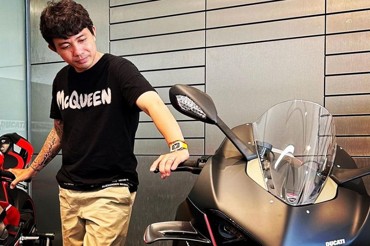 Vị doanh nhân ngành nhựa là người thứ 2 sở hữu Ducati Panigale V4 SP2 tại Việt Nam. Hồi tháng 10 năm ngoái, một biker người miền tây từng gây sốt trên các diễn đàn xe 2 bánh khi là người đầu tiên ở nước ta sở hữu mẫu xe này.