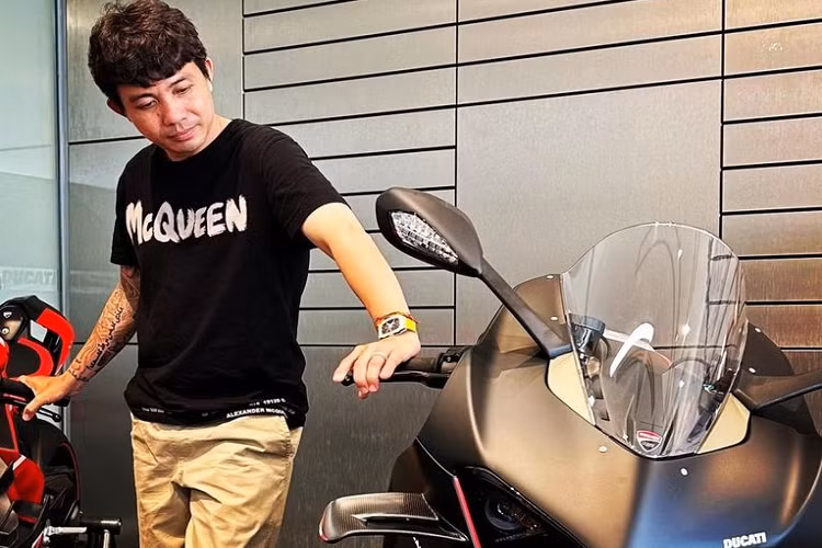 Vị doanh nhân ngành nhựa là người thứ 2 sở hữu Ducati Panigale V4 SP2 tại Việt Nam. Hồi tháng 10 năm ngoái, một biker người miền tây từng gây sốt trên các diễn đàn xe 2 bánh khi là người đầu tiên ở nước ta sở hữu mẫu xe này.