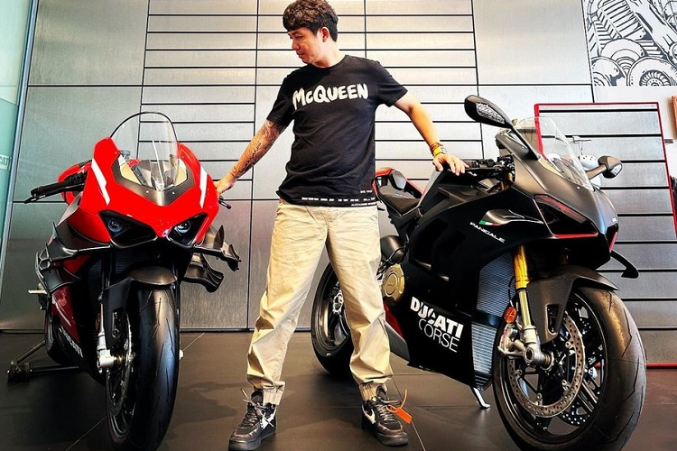 Ducati Panigale V4 SP2 là phiên bản hiệu năng cao mới nhất của dòng super-bike Panigale V4 của thương hiệu môtô đình đám nước Ý với nhiều chi tiết thừa hưởng từ chiếc V4 Superleggera. Ở thế hệ mới, chiếc sportbike được trang bị hệ thống phanh mạnh mẽ hơn, bộ để chân xe đua và đặc biệt là các bộ phận bằng sợi carbon khác nhau.