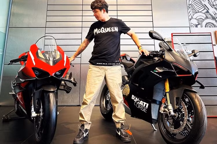 Ducati Panigale V4 SP2 là phiên bản hiệu năng cao mới nhất của dòng super-bike Panigale V4 của thương hiệu môtô đình đám nước Ý với nhiều chi tiết thừa hưởng từ chiếc V4 Superleggera. Ở thế hệ mới, chiếc sportbike được trang bị hệ thống phanh mạnh mẽ hơn, bộ để chân xe đua và đặc biệt là các bộ phận bằng sợi carbon khác nhau.