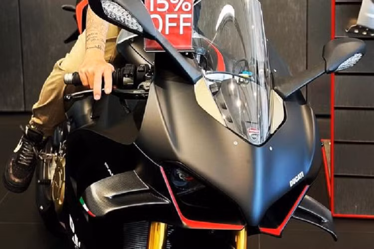 Đi kèm là hệ thống điều khiển điện tử Smart EC 2.0 giúp người lái kiểm soát xe ổn định và trực quan hơn. Bộ mâm carbon 5 chấu đi kèm bộ lốp Pirelli Diablo Supercorsa. Hệ thống kẹp phanh Brembo Monobloc Stylema kết hợp cùng tay phanh Brembo MCS 19.21 ở phía trước.