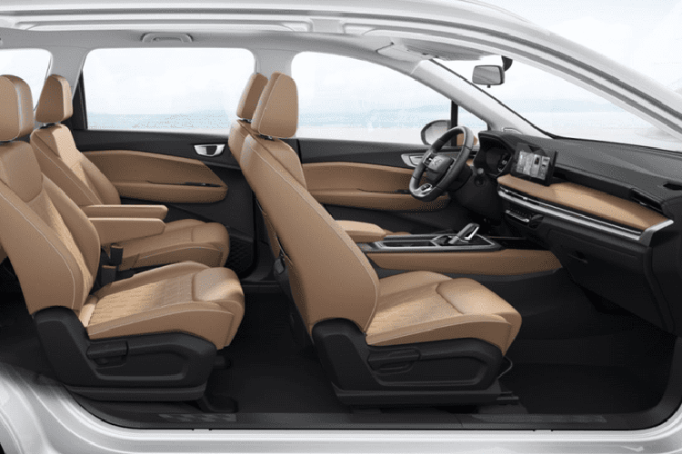 Như vậy, công suất và mô-men xoắn của bản hybrid tăng khá ấn tượng nhưng đồng thời, chiếc xe Wuling Jiachen Hybird cũng tiết kiệm nhiên liệu hơn bản máy xăng với số đo về mức tiêu thụ nhiên liệu toàn diện của nó chỉ là 5,7 lít/100km, còn bản trước là 7,2 lít/100km.