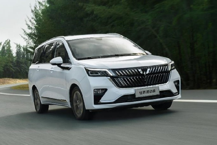 Bỏ ra số tiền trên, khách hàng khi chọn mua xe Wuling Jiachen bản hybrid sẽ có 1 chiếc MPV 7 chỗ được trang bị động cơ hybrid 2.0L đặc biệt cho công suất tối đa 174 mã lực và mô-men xoắn cực đại 320 Nm.