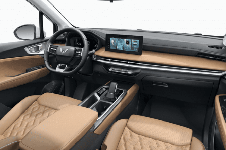 Ngoài việc có hệ truyền động mới, Wuling Jiachen bản hybrid còn được bổ sung la-zăng hợp kim nhôm 17 inch mới với thiết kế hình mũi tên lông vũ độc đáo, đi kèm lốp cỡ lớn 215/60 để cải thiện khả năng vượt địa hình của xe và thích ứng với nhiều tình huống di chuyển hơn. Đồng thời, logo HEV dành riêng cho các mẫu xe hybrid được thêm vào đuôi xe để trang trí, tăng dấu hiệu nhận biết.