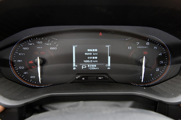 Về nội thất, bản hybrid của MPV 7 chỗ Wuling Jiachen được trang bị cần số điện tử mới không chỉ phong cách, đẹp mắt mà còn dễ thao tác hơn so với cần số cơ truyền thống.