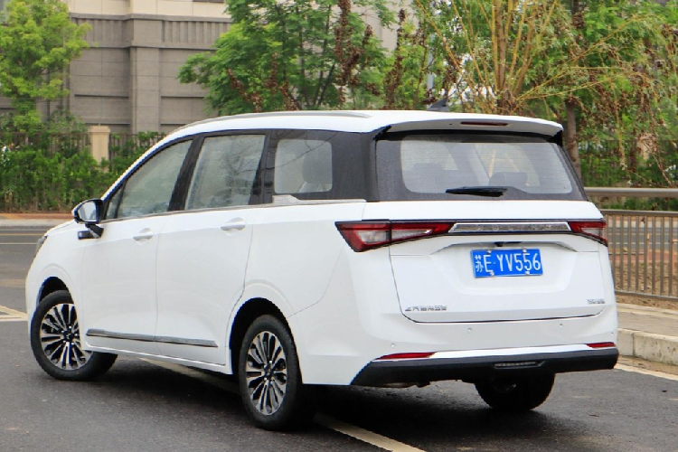 Cụ thể là vào ngày 13/6 vừa qua, phiên bản xe MPV Wuling Jiachen hybrid 2023 đã chính thức ra mắt, với giá bán được ấn định chính thức là 115.800 nhân dân tệ (tương đương 379 triệu đồng).