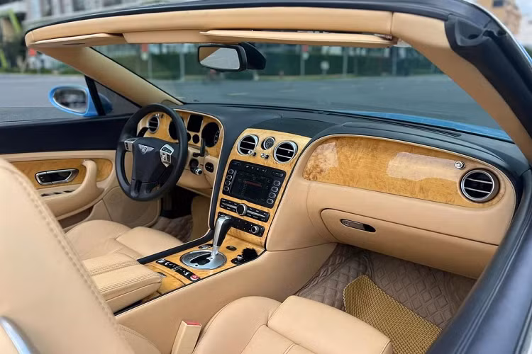 Phần mui mềm của xe màu xanh dương, mui xe bằng vải trên Bentley Continental GTC có thể đóng hoặc mở trong thời gian từ 15 đến 17 giây. nguyên bản có màu xanh, nhưng nay đã được dán bộ áo 2 màu đỏ-đen, xe còn được độ lên body kit của bản GT V8 S, ngoài ra, nội thất cũng thay mới, với điểm nhấn là quả màn hình giải trí to như xe Tesla.