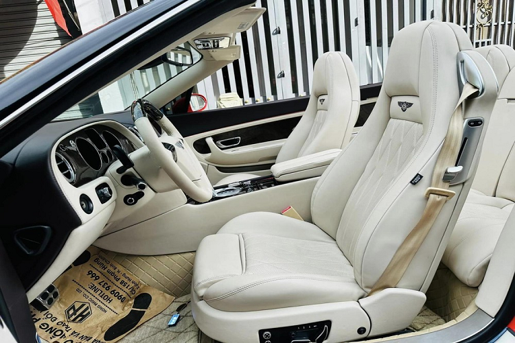 Bên trong xe, các ghế ngồi được bọc da màu kem sang trọng, không có dấu hiệu gì lão hóa do tuổi tác, dù xe đã ở Việt Nam hơn 15 năm. Nhiều khả năng nội thất đã được bọc da mới.