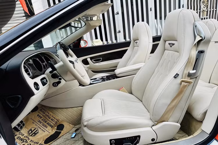 Bên trong xe, các ghế ngồi được bọc da màu kem sang trọng, không có dấu hiệu gì lão hóa do tuổi tác, dù xe đã ở Việt Nam hơn 15 năm. Nhiều khả năng nội thất đã được bọc da mới.