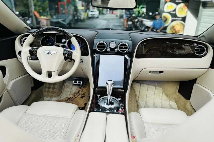 Cuối cùng là vì độ body kit của Bentley Continental GT thế hệ thứ 2, nên phần đuôi xe còn thay đổi vị trí đặt biển số, ngay dưới mép cốp khoang hành lý, cản sau cũng hoàn toàn mới, có thêm thanh nẹp mạ crôm vòng tròn hết đuôi xe.