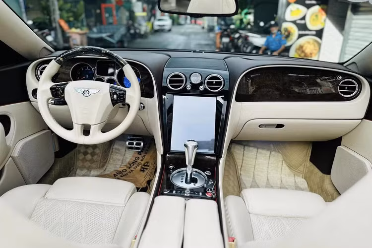 Cuối cùng là vì độ body kit của Bentley Continental GT thế hệ thứ 2, nên phần đuôi xe còn thay đổi vị trí đặt biển số, ngay dưới mép cốp khoang hành lý, cản sau cũng hoàn toàn mới, có thêm thanh nẹp mạ crôm vòng tròn hết đuôi xe.