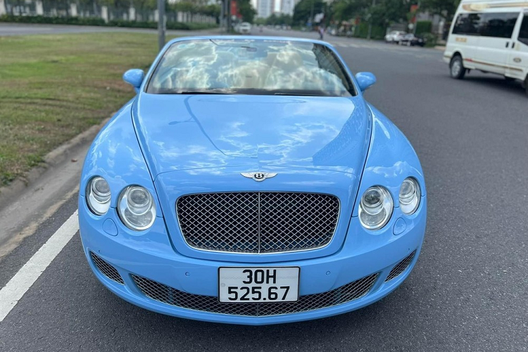 Bentley Continental GT là 1 trong những mẫu xe 2 cửa đẹp nhất thế giới, chính điều này, đã giúp cho hãng xe siêu sang Anh quốc có lượng khách hàng trung thành, tạo điều kiện cho họ đã khai sinh ra thế hệ thứ 3 của mẫu xe này. Số lượng xe Bentley Continental GT tại Việt Nam đã trên 35 chiếc, trong đó, phiên bản mui trần khá hiếm, được cho chỉ đếm trên đầu ngón tay.