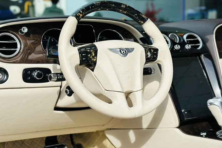 Dòng xe siêu sang mui trần Bentley Continental GTC được trang bị khối động cơ W12 (12 xi-lanh xếp hình chữ W), dung tích 6.0 lít, sản sinh công suất tối đa 552 mã lực tại vòng tua máy 6.000 vòng/phút và mô-men xoắn cực đại đạt 650 Nm.