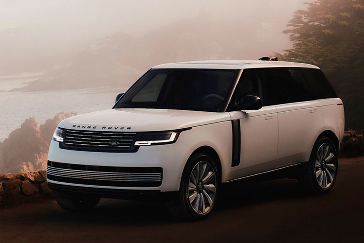 Được quảng cáo là một phiên bản đặc biệt cực kỳ độc quyền, mẫu xe này được thiết kế theo chủ đề “thể hiện vẻ đẹp và sự yên bình” của Cao nguyên Carmel, California. Phiên bản Range Rover SV Carmel 2024 mới sở hữu lớp sơn trắng bóng hiệu ứng đặc biệt SV Bespoke, với các hạt thủy tinh mịn có độ phản chiếu cao trong lớp sơn tạo ra ánh sáng.