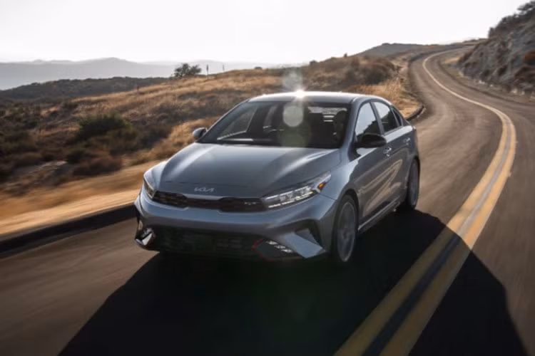 Nếu đúng như vậy, xe sẽ có 2 tùy chọn động cơ, đầu tiên là máy xăng 4 xi-lanh thẳng hàng, dung tích 1.6L với công suất tối đa 123 mã lực. Nhiều khả năng Kia K4 2024 sẽ chính thức ra mắt vào năm sau như mẫu xe thay thế cho Forte ở thị trường Bắc Mỹ. Hiện chưa rõ việc đổi tên có được áp dụng cho xe ở những thị trường khác như Việt Nam hay không.