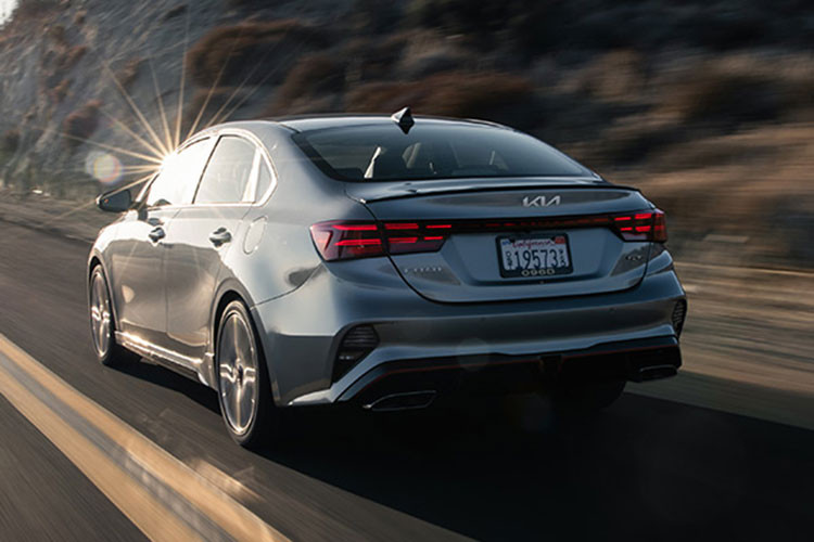 Có vẻ như xe sẽ có thêm vô lăng và màn hình cong cỡ lớn mới trên mặt táp-lô. Đây cũng là chi tiết đặc trưng mới của các mẫu xe Hyundai và Kia trong thời gian qua. Hiện chưa có thông tin về động cơ của Kia K4 2024. Theo dự đoán, xe sẽ dùng chung động cơ với Kia K3 2024 ở thị trường Mexico.