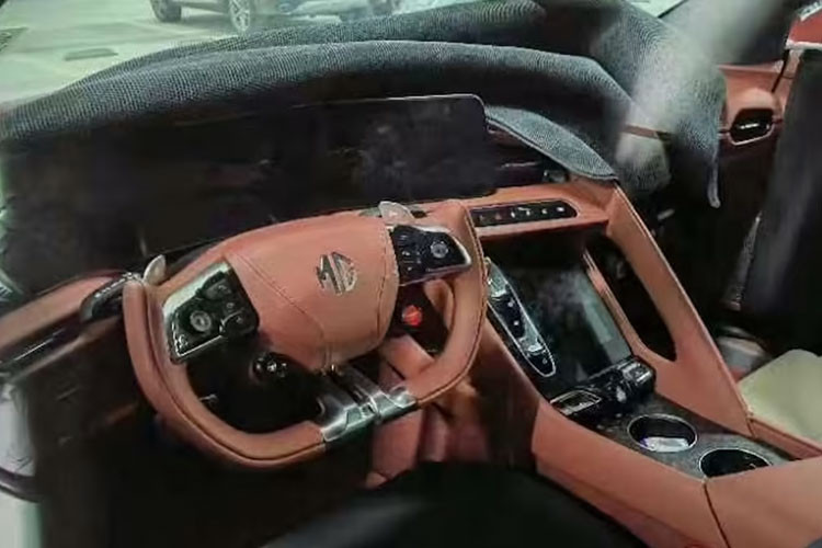 Vô-lăng có lẫy chuyển số bên trái và bên phải được sử dụng để điều khiển hệ thống thu hồi động năng và chế độ chuyển số tương ứng. Ghế xe đậm chất thể thao trông rất lôi cuốn. Đồng thời, theo tuyên bố chính thức, bảng điều khiển của MG Cyberster được làm bằng sợi carbon nghiền và với ghế thể thao hình chữ Y.