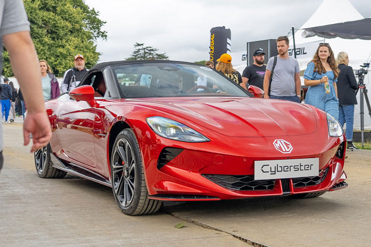 Mức giá xe MG Cyberster 2024 tại châu Âu dự kiến từ 55.000 bảng Anh (tương đương 1,6 tỷ đồng) cho bản 1 động cơ cùng hệ dẫn động sẽ sản sinh công suất 310 mã lực. Và từ 65.000 bảng Anh, tương đương 1,9 tỷ đồng cho khách chọn mua xe thể thao chạy hoàn toàn bằng điện MG Cyberster bản động cơ kép. Hiện chưa có thông tin xe sẽ về Việt Nam.