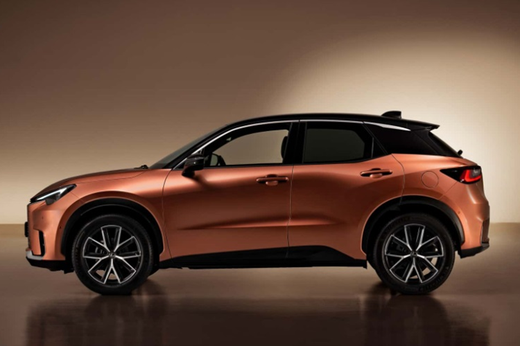 Khu vực thân xe được tạo hình bởi những đường cắt xẻ mạnh mẽ, mở rộng ở 2 vòm bánh xe và thu gọn lại ở vị trí trung tâm, tạo nên kết cấu kiểu widebody. Vành la-zăng sẽ có kích thước 17 - 18 inch và thay đổi thiết kế theo phiên bản. Ở phía sau, Lexus LBX 2024 sở hữu đèn hậu được bao quanh bằng dải đèn LED kéo dài đến hết chiều ngang đuôi xe.