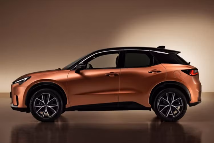 Khu vực thân xe được tạo hình bởi những đường cắt xẻ mạnh mẽ, mở rộng ở 2 vòm bánh xe và thu gọn lại ở vị trí trung tâm, tạo nên kết cấu kiểu widebody. Vành la-zăng sẽ có kích thước 17 - 18 inch và thay đổi thiết kế theo phiên bản. Ở phía sau, Lexus LBX 2024 sở hữu đèn hậu được bao quanh bằng dải đèn LED kéo dài đến hết chiều ngang đuôi xe.