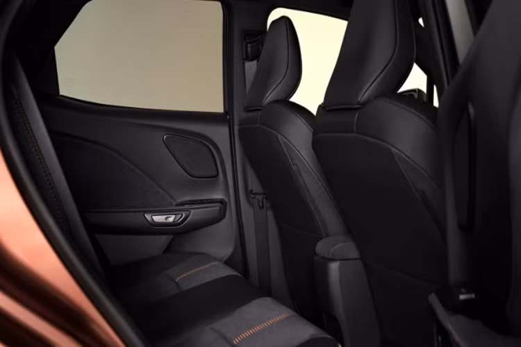 Trái tim của Lexus LBX là hệ truyền động hybrid bao gồm máy xăng 3 xi-lanh, dung tích 1.5L, sản sinh công suất tối đa 91 mã lực tại tua máy 5.500 vòng/phút và mô-men xoắn cực đại 120 Nm tại dải tua máy 3.800 - 4.800 vòng/phút.