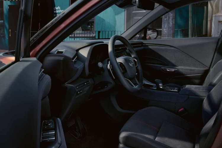 Lexus LBX mới cũng được trang bị đầy đầy đủ các công nghệ an toàn tiên tiến, bao gồm phanh khẩn cấp tự động, hỗ trợ giữ làn đường, giám sát điểm mù, cảnh báo phương tiện cắt ngang phía sau và nhận dạng biển báo giao thông.