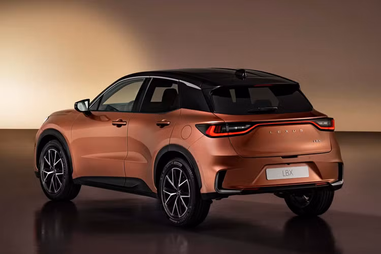 Tất cả các phiên bản của Lexus LBX 2024 đều có hệ thống treo trước thanh chống MacPherson trong khi phía sau sử dụng treo thanh xoắn cho các mẫu FWD và xương đòn kép đối với hệ dẫn động 4 bánh e-Four.