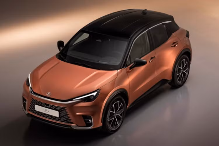 Với thân hình khá nhỏ nhắn và được cấu thành bởi các loại vật liệu nhẹ, xe có trọng lượng không quá nặng, chỉ 1.280 kg. SUV hạng sang Lexus LBX sở hữu thiết kế hiện đại nhưng vẫn giữ những nét đặc trưng của thương hiệu Nhật Bản. Đầu xe nổi bật với lưới tản nhiệt hình con suốt mới, đi kèm mắt lưới hình lục giác.