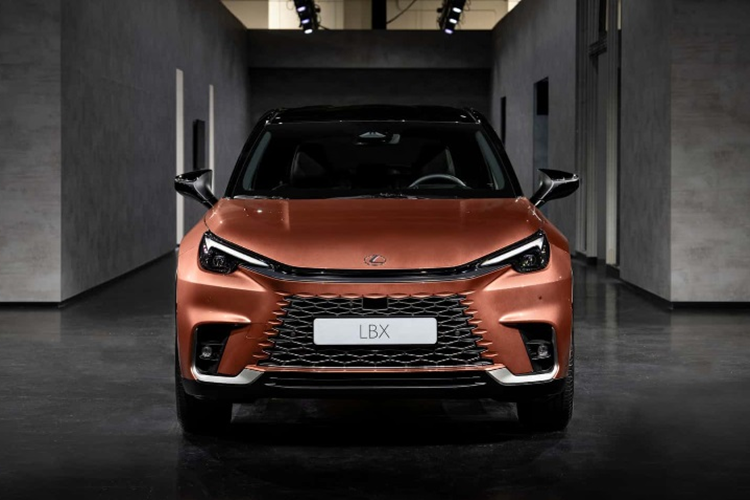 Động cơ kết hợp với mô-tơ điện mạnh 80 mã lực và 141 Nm. Tổng cộng, xe có công suất tối đa 136 mã lực. Đi kèm là pin lithium-ion 4,3 Ah, hộp số tự động E-CVT, hệ dẫn động cầu trước hoặc 4 bánh e-Four. 