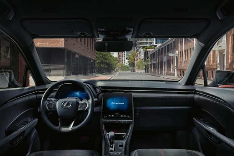 Mẫu SUV cỡ nhỏ này còn được trang bị hệ thống âm thanh 13 loa Mark Levinson, đi kèm với một loa siêu trầm. Lexus LBX 2024 có thể tích khoang hành lý là 332 lít đối với phiên bản cầu trước và con số trên sẽ thấp hơn một chút đối với bản AWD (do được bổ sung mô tơ điện phía sau).