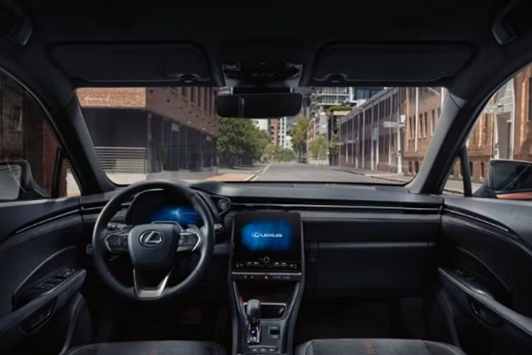 Mẫu SUV cỡ nhỏ này còn được trang bị hệ thống âm thanh 13 loa Mark Levinson, đi kèm với một loa siêu trầm. Lexus LBX 2024 có thể tích khoang hành lý là 332 lít đối với phiên bản cầu trước và con số trên sẽ thấp hơn một chút đối với bản AWD (do được bổ sung mô tơ điện phía sau).