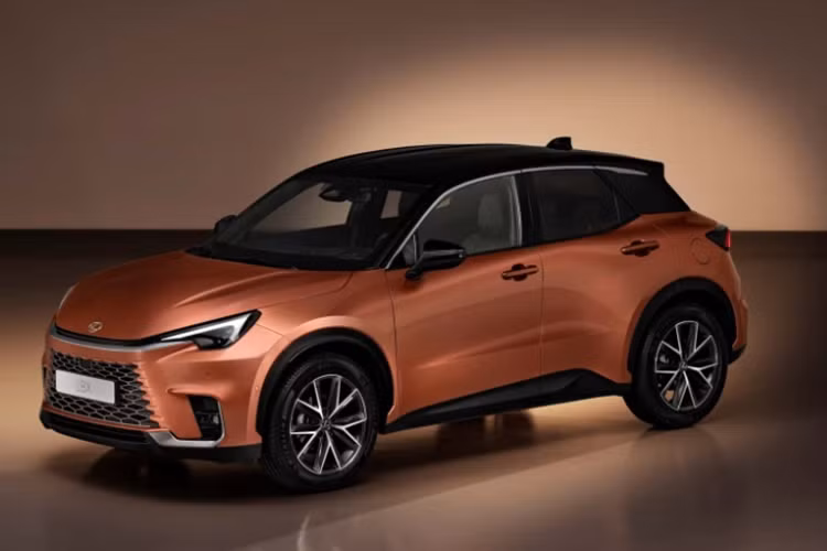 Ở hai bên của mặt ca lăng là cụm đèn pha nhỏ gọn, kết hợp dải đèn LED định vị ban ngày hình chữ "L". Hai cụm đèn pha được nối với nhau bằng nẹp màu đen bóng, tạo thành một đường viền phân chia phần nắp ca pô và lưới tản nhiệt.