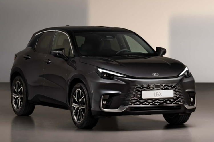 Lexus LBX 2024 mới được phát triển dựa trên cơ sở gầm bệ TNGA-B của Toyota, tương tự Yaris Cross. Đây cũng được coi là phiên bản hạng sang của Yaris Cross. Về kích thước, LBX 2024 có chiều dài 4190 mm, rộng 1825 mm và cao 1545 mm, cùng với đó là chiều dài cơ sở đạt 2580 mm. So với Toyota Yaris Cross, mẫu SUV của Lexus có trục cơ sở dài hơn 20 mm.