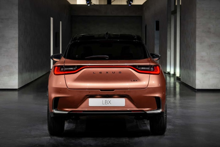 Phía dưới dải đèn này là tem chữ nổi "Lexus" thay cho logo của hãng. Về nội thất, khoang cabin của Lexus LBX 2024 nổi bật với cụm công cụ kỹ thuật số 12,3 và màn hình giải trí 9,8 inch; màn hình HUD; đèn viền trang trí nội thất; cổng USB Type C; sạc điện thoại không dây; cần số ngắn và phanh tay điện tử.