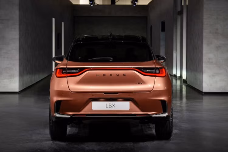 Phía dưới dải đèn này là tem chữ nổi "Lexus" thay cho logo của hãng. Về nội thất, khoang cabin của Lexus LBX 2024 nổi bật với cụm công cụ kỹ thuật số 12,3 và màn hình giải trí 9,8 inch; màn hình HUD; đèn viền trang trí nội thất; cổng USB Type C; sạc điện thoại không dây; cần số ngắn và phanh tay điện tử.