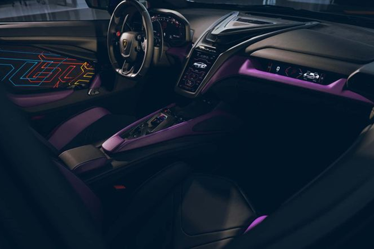Không chỉ vậy, các kỹ sư của Lamborghini còn tỉ mỉ thực hiện những nét vẽ đầy màu sắc trên nút khởi động/dừng. Giám đốc thiết kế Lamborghini, ông Mitja Borkert cho biết: “Chúng tôi muốn tạo ra thứ gì đó mang tính nghệ thuật thuần túy bằng cách sử dụng bút vẽ và sự kết hợp của màu sắc, như thể Revuelto là một bức tranh vẽ”.