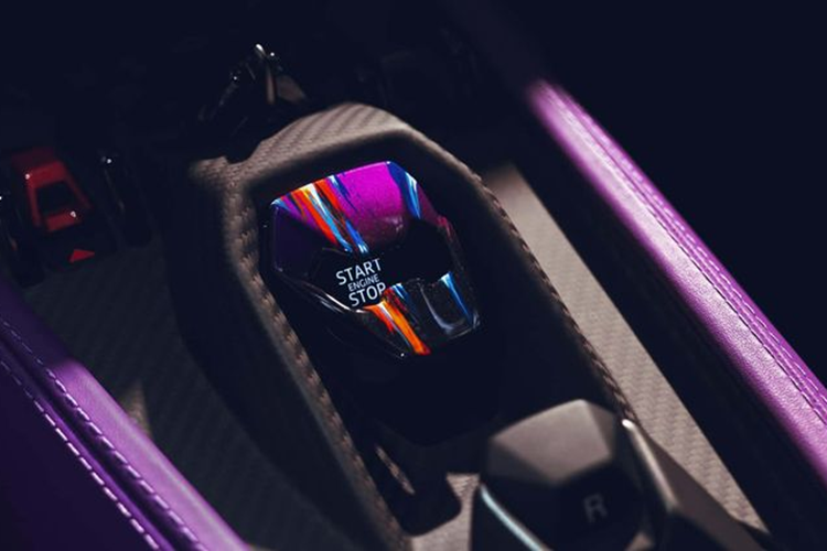 Di chuyển vào bên trong, chiếc siêu xe đặc biệt này có nội thất bọc da hai tông màu là tím Viola Acutus và đen Nero Ade, kết hợp với những “vệt sáng” nhiều màu sắc. Logo kỷ niệm 60 năm thành lập hãng được khâu trên trần xe, tấm lót cửa và tựa đầu.