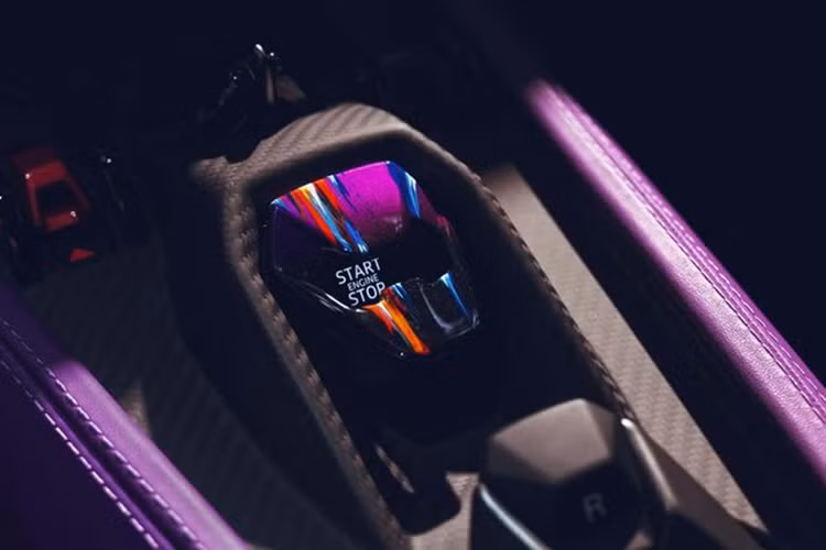 Di chuyển vào bên trong, chiếc siêu xe đặc biệt này có nội thất bọc da hai tông màu là tím Viola Acutus và đen Nero Ade, kết hợp với những “vệt sáng” nhiều màu sắc. Logo kỷ niệm 60 năm thành lập hãng được khâu trên trần xe, tấm lót cửa và tựa đầu.