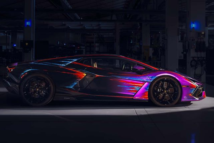 Chưa dừng lại ở đó, mới đây, Lamborghini ra mắt Revuelto Opera Unica với màu sơn có hiệu ứng đặc biệt, phải mất 435 giờ (tương đương 18 ngày làm việc) mới hoàn thành.