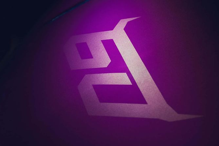 "Đó chính là nguồn cảm hứng của chúng tôi cho màu sơn đặc biệt này. Với ngoại thất được vẽ thủ công, chúng tôi thực sự muốn nhấn mạnh đến tính khí động học và tốc độ của chiếc xe."