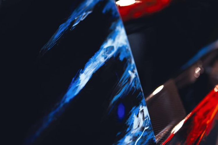 Với khối động cơ mạnh mẽ, mẫu siêu xe này tăng tốc từ 0 lên 100 km/h chỉ trong 2,5 giây, trước khi đạt vận tốc tối đa hơn 350 km/h. Đặc biệt, Revuelto có đến 13 chế độ lái.