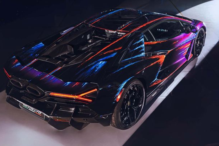 Lamborghini Revuelto Opera Unica sẽ được trưng bày tại Art Basel trong dịp kỷ niệm 60 năm thành lập hãng. Hãng xe không công bố mức giá của siêu phẩm này nhưng theo Motor1, Revuelto Opera Unica đã được bán cho một nhà sưu tầm ô tô nổi tiếng với mức giá hơn 1 triệu USD (hơn 24 tỷ đồng).