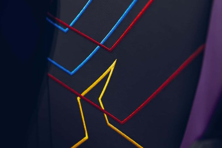 Siêu xe Lamborghini Revuelto Opera Unica vừa được hãng giới thiệu tại Art Basel Miami Beach 2023. Điểm đáng chú ý của mẫu siêu xe này là màu sơn đặc biệt được kết hợp giữa màu tím và đen – cụ thể là Viola Pasifae và Nero Helene, đi kèm các vệt màu đỏ, xanh lam và các sắc thái khác.