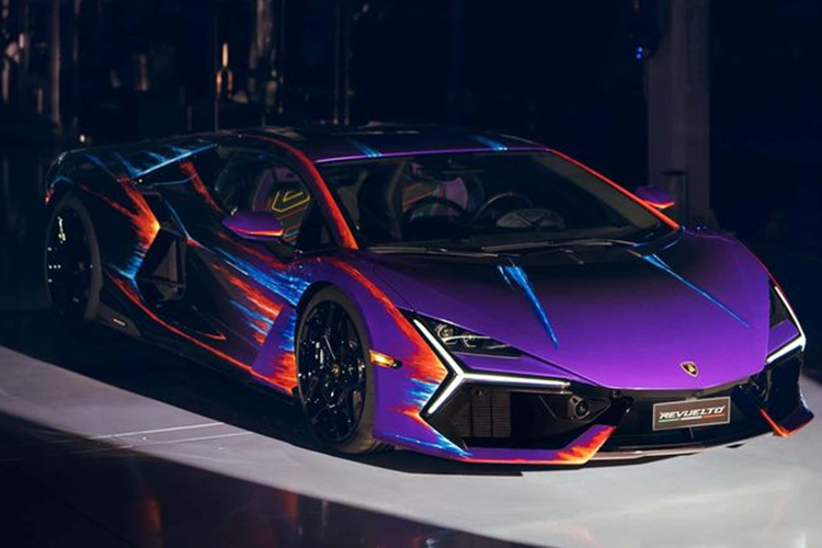 Hãng siêu xe thể thao như Lamborghini rất biết cách để làm cho những siêu phẩm triệu đô của mình trở nên độc đáo hơn. Hồi tháng 8 năm nay, hãng xe thể thao tới từ Ý đã ra mắt chiếc Lamborghini Huracán Sterrato bản Opera Unica với màu ngoại thất cầu kỳ phải mất 370 giờ để thực hiện.
