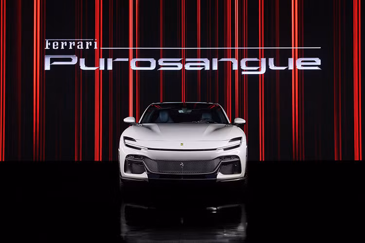 Một tin cực vui cho khách hàng tại Việt Nam, chiếc siêu xe gầm cao Ferrari Purosangue sẽ được Supreme Auto, đơn vị phân phối chính hãng dòng xe Ferrari tại Việt Nam, mang về nước ngay trong năm nay để mọi người có thể chiêm ngưỡng cận cảnh chiếc xe đoạt giải thiết kế năm 2023 của Red Dot.
