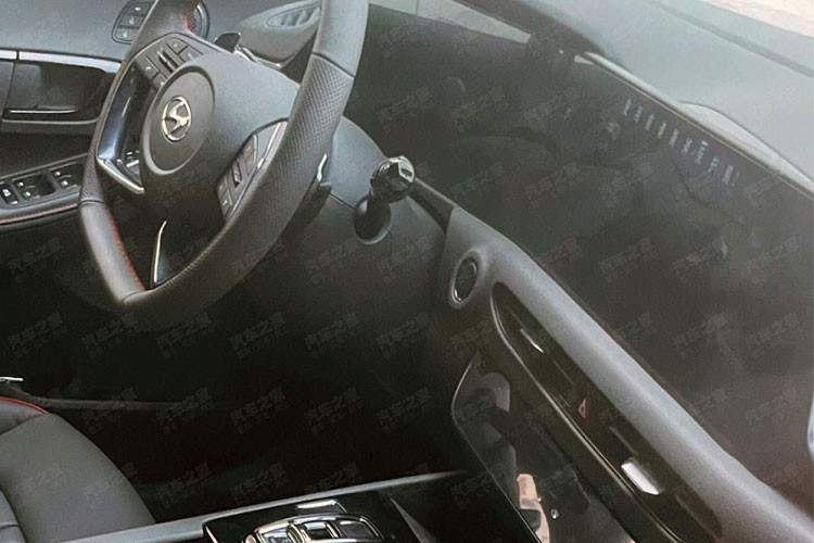 Bên trong cabin, phiên bản thương mại của Hyundai Mufasa được trang bị màn hình lớn đặt trên mặt táp-lô, kết hợp giữa bảng đồng hồ kỹ thuật số và màn hình cảm ứng trung tâm, tạo cảm giác gợi nhớ đến các mẫu xe khác của Hyundai như Accent hay Elantra mới.