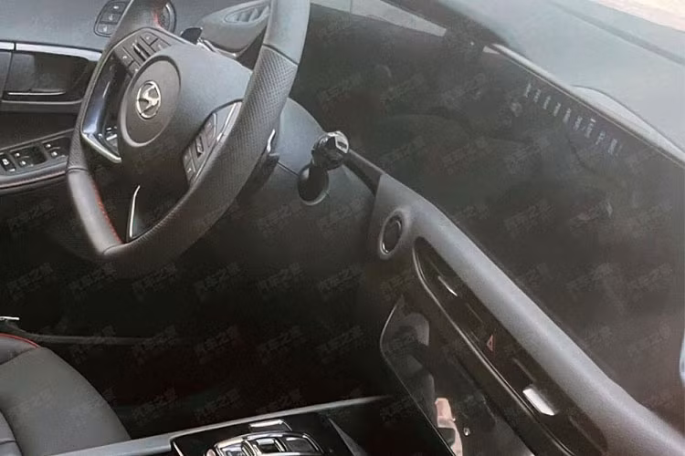 Bên trong cabin, phiên bản thương mại của Hyundai Mufasa được trang bị màn hình lớn đặt trên mặt táp-lô, kết hợp giữa bảng đồng hồ kỹ thuật số và màn hình cảm ứng trung tâm, tạo cảm giác gợi nhớ đến các mẫu xe khác của Hyundai như Accent hay Elantra mới.