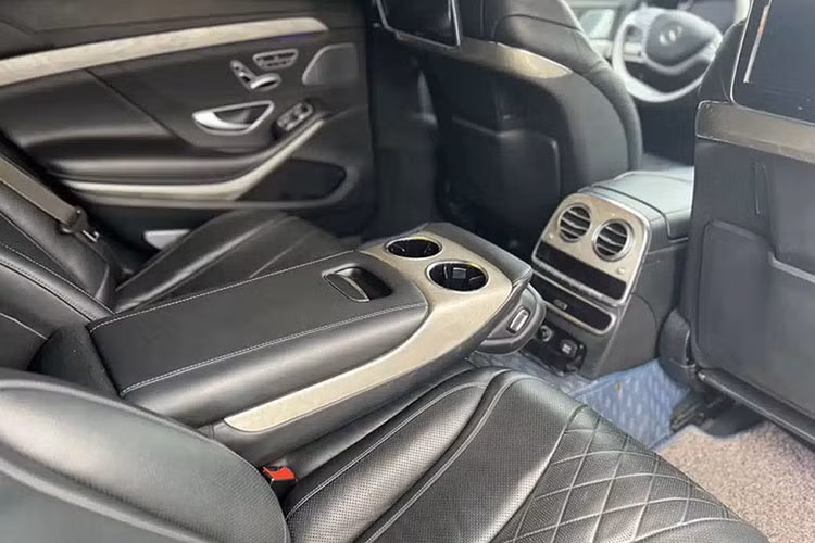 Ngoài ra, xe còn được trang bị vô lăng thể thao vát đáy, viền chỉ màu đỏ, màn hình hiển thị riêng cho hệ thống điều hòa, nút bấm chuyển số, phanh tay điện tử và tính năng tự động giữ phanh tạm thời.