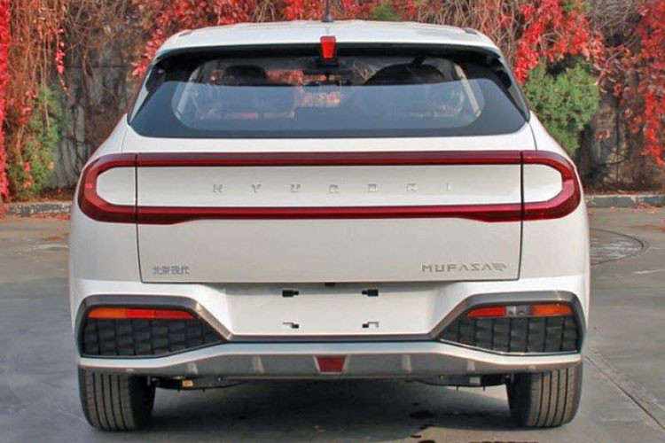 Ở bên sườn, Hyundai Mufasa được trang bị những đường dập gân và cắt xẻ sắc sảo vốn là đặc trưng của thương hiệu Hyundai. Thêm vào đó là nẹp hốc bánh và nẹp sườn bằng nhựa màu đen, ốp màu bạc tối bên dưới cửa, baga nóc nổi bật cũng như bộ vành hợp kim đa chấu thể thao. Ốp gương chiếu hậu và các cột của xe đều được sơn màu đen, tạo hiệu ứng nóc trôi nổi cho Hyundai Mufasa.